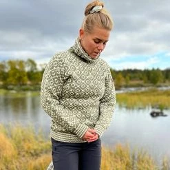 Herre Devold Svalbard Wool High Neck (Olive/Offwhite) 8 Herre Devold Svalbard Wool High Neck (Olive/Offwhite) -Klær Butikk Devold Svalbard Wool High Neck Olive Offwhite 2